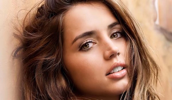 spanish-woman-ana-de-armas-leaning-on-wall-mpwhhofv5nui0r6j